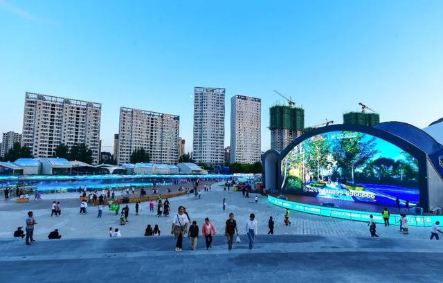 市民在悦来河旅游休闲街区游玩。张启民 摄