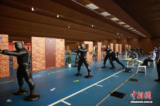 10月20日，手枪实战应用射击课目比武现场。中新社记者 孙杨洋 摄