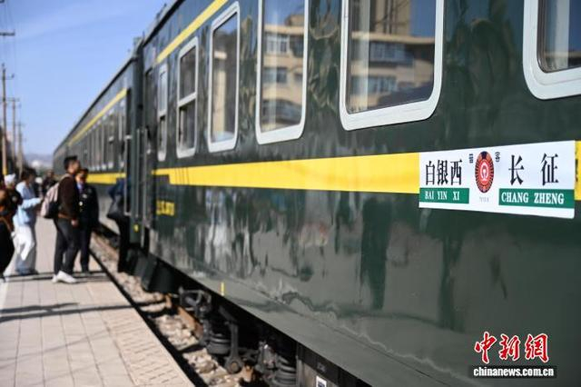 图为出行旅客有序登上7515/6次公益性慢火车。 戴文昌 摄