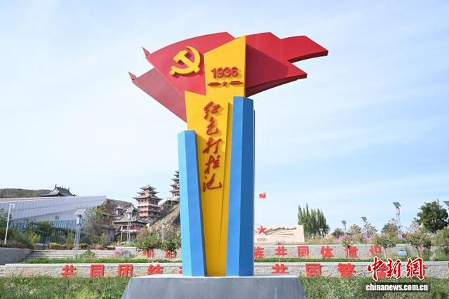 图为红色打拉池主题广场地标雕塑。 戴文昌 摄