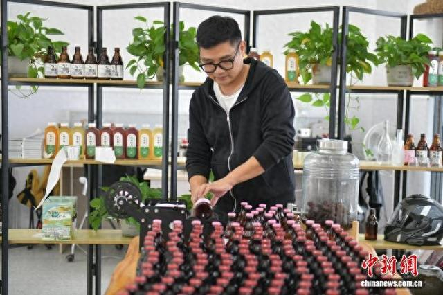 10月20日，孔维峰正在米酒工坊内包装气泡米酒。中新社记者 储玮玮 摄