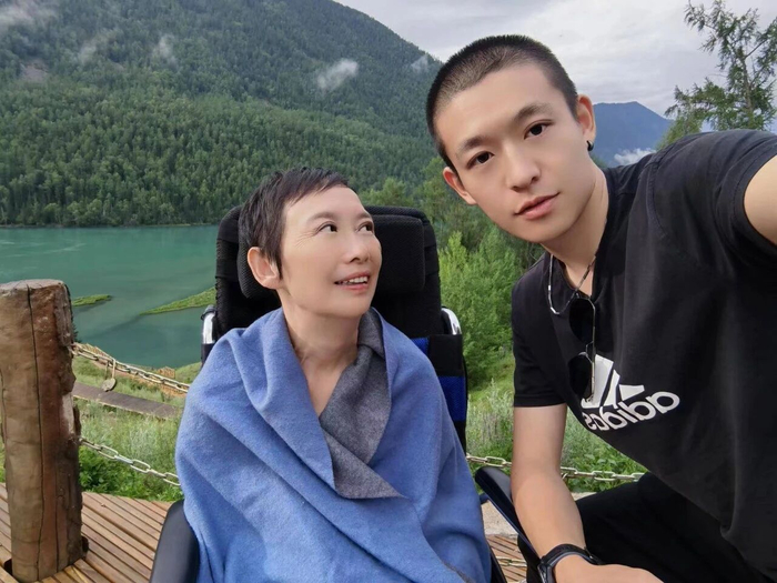 2022年，母子二人在新疆旅行。这是刘文燕笑容最灿烂的一段日子。受访者供图