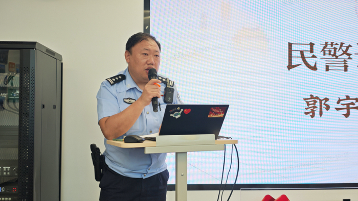 成都市公安局锦江区分局督院街派出所民警郭宇。