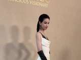 陈都灵侧开衩礼裙低马尾亮相活动