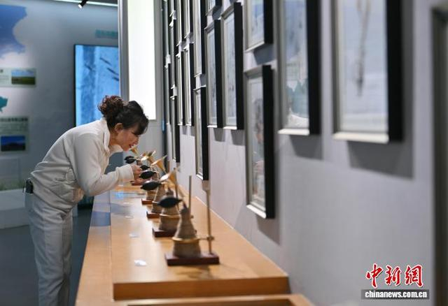 图为游客在闻植物的味道。中新社记者 张瑶 摄