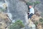 男子走野路爬黄山天都峰被困崖壁，景区已救下