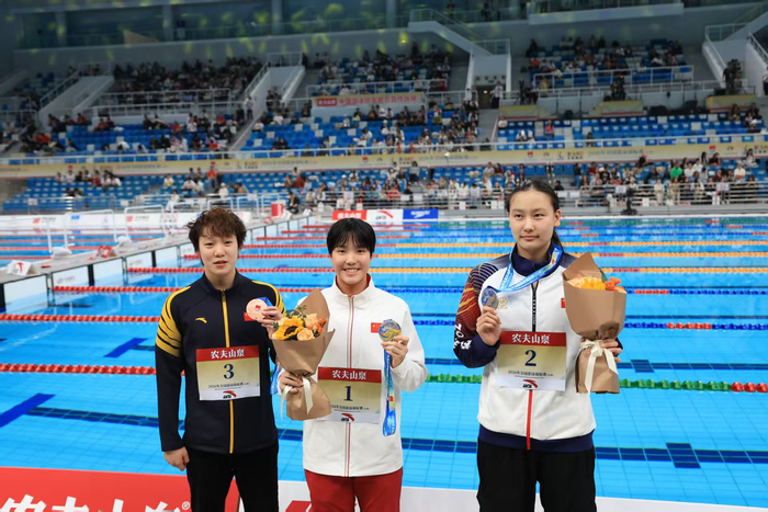 于子迪（中）收获女子200米个人混合泳金牌。新京报记者 王飞 摄