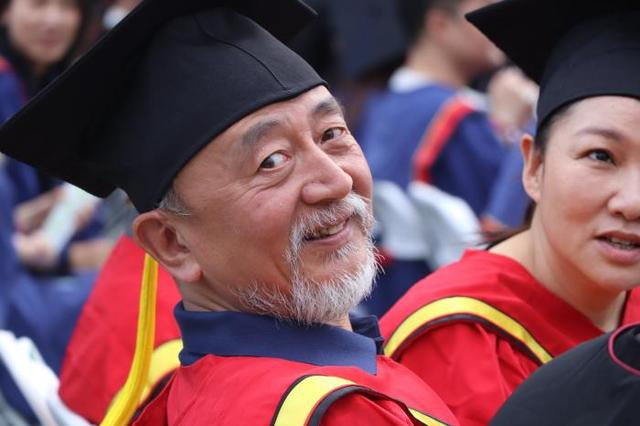 王劲松参加北京电影学院2022级表演本科实验班毕业典礼。受访人供图