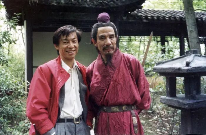 剧中，魏宗万（右）饰演司马懿。图片来源：《电视剧<三国演义>纪念画册》