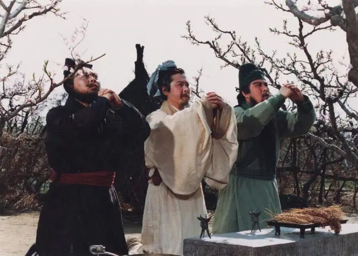 94版《三国演义》中的“桃园三结义”名场面。图片来源：《电视剧<三国演义>纪念画册》