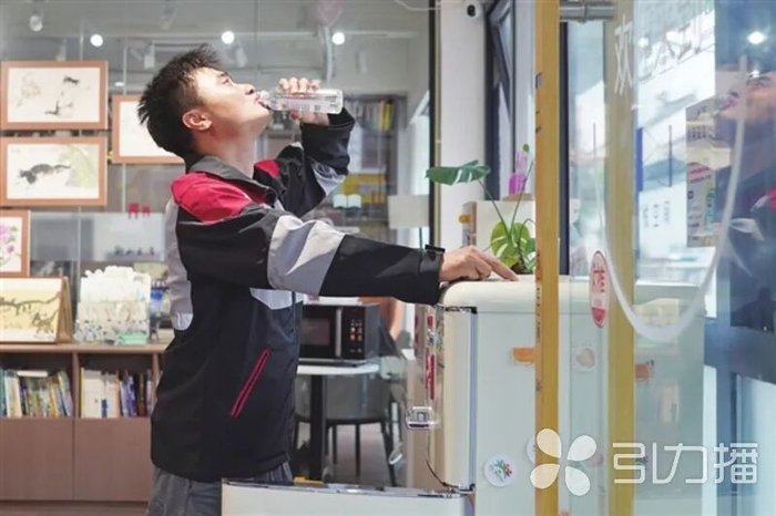 小哥在共享空间内休憩补水。苏报融媒记者 李渊/摄