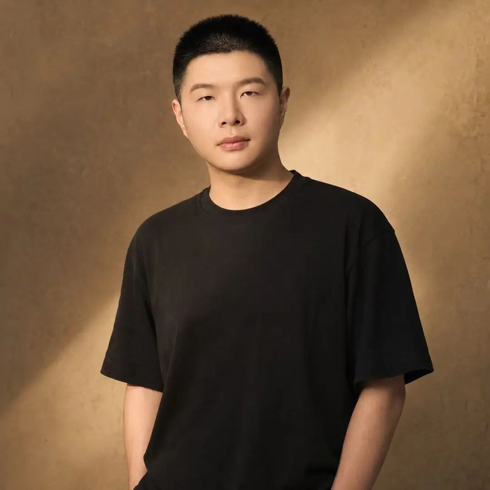 黒いTシャツ姿の『過来人』制作者・王琨喆のポートレート
