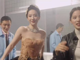 刘亦菲Vogue盛典5分21秒，主编刘冲被指像跟班