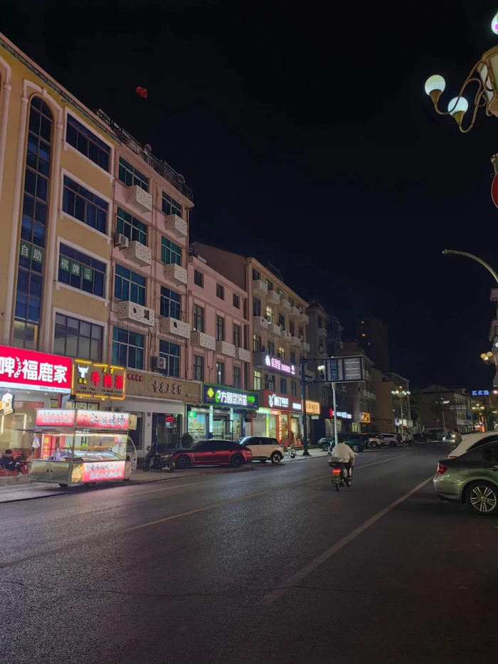 图 | 剧组撤离横店后，夜间的万盛街也萧条不少