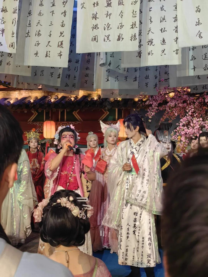图 | 横店的演职人员，也被称为造梦师，他们负责营造氛围帮游客获得更好的游玩体验