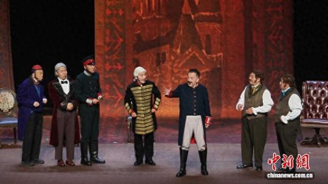 10月23日晚，2026桂林艺术节话剧《钦差大臣》在桂林大剧院大剧场上演。王超 摄