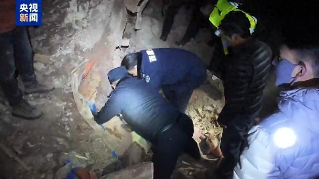 △民辅警徒手刨挖，搜寻被困群众。