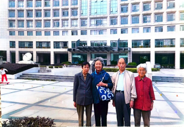 2010年校庆前夕，谷先觉（左二）回母校参观。