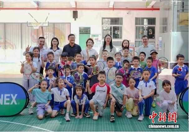 图为郑洁与嘉宾走进福田区外国语小学。主办方供图