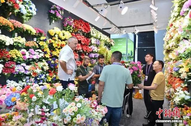 图为境外采购商采购环保型花束。中新社记者 陈楚红 摄