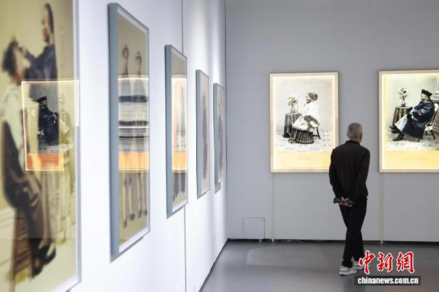 10月24日，民众参观展览《掌中纪念碑：第二次显影》。中新社记者 孙杨洋 摄