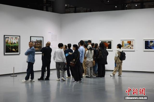 10月24日，民众参观《美国夜曲：格雷戈里·克鲁森回顾展》。中新社记者 孙杨洋 摄