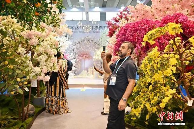 图为园林用品展区吸引境外采购商。中新社记者 陈楚红 摄