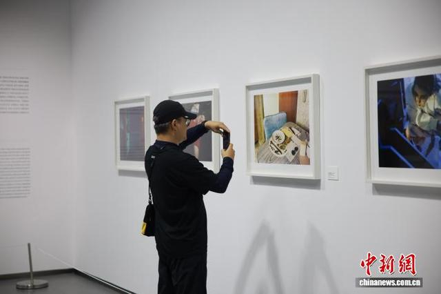 10月24日，民众参观《美国夜曲：格雷戈里·克鲁森回顾展》并拍照打卡。中新社记者 孙杨洋 摄