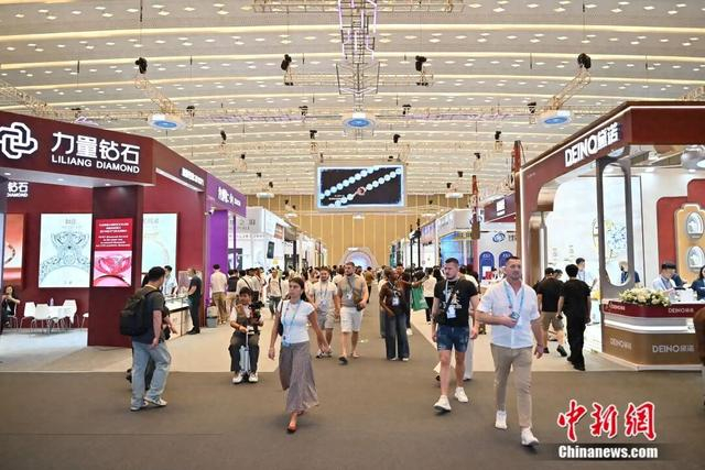 图为时尚饰品展区吸引不少境外采购商。中新社记者 陈楚红 摄