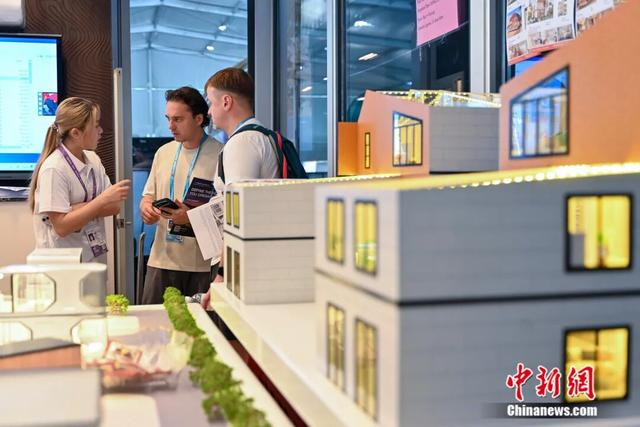 图为“集成房屋及庭院设施”专区吸引境外采购商看房洽谈。中新社记者 陈骥旻 摄