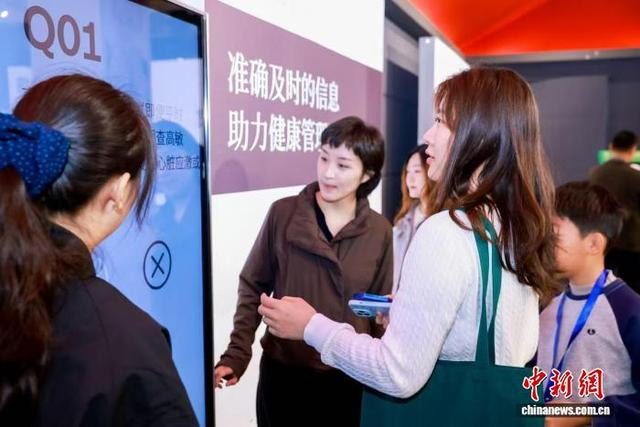 10月24日，公众健康促进项目“健康大满贯”在北京举行，图为民众在互动体验专区通过趣味答题了解相关知识。主办方供图