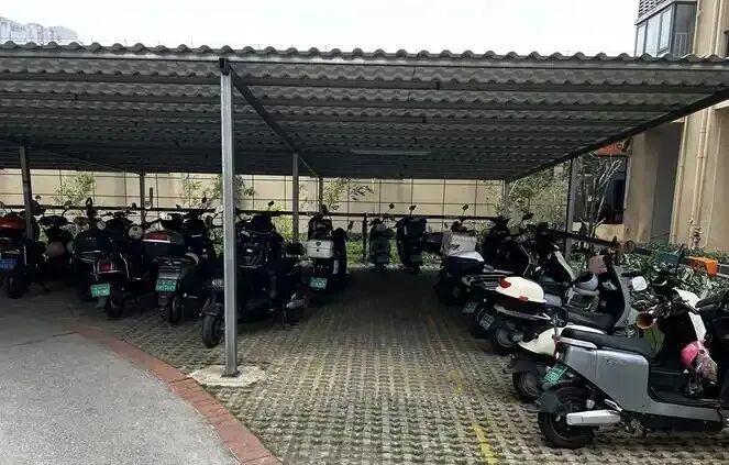 （都市现场图注：多地电动车棚容量有限，密集停放现象较为常见）