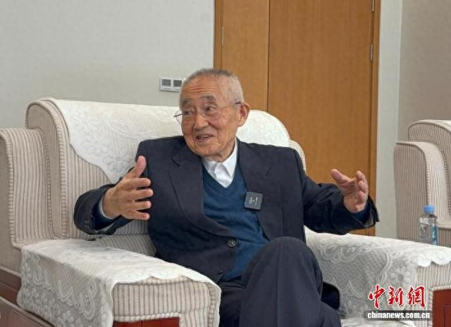 辽宁省文物考古研究院名誉院长、被称为“红山文化第一人”的郭大顺近日接受中新社记者专访。中新社记者 李晛 摄
