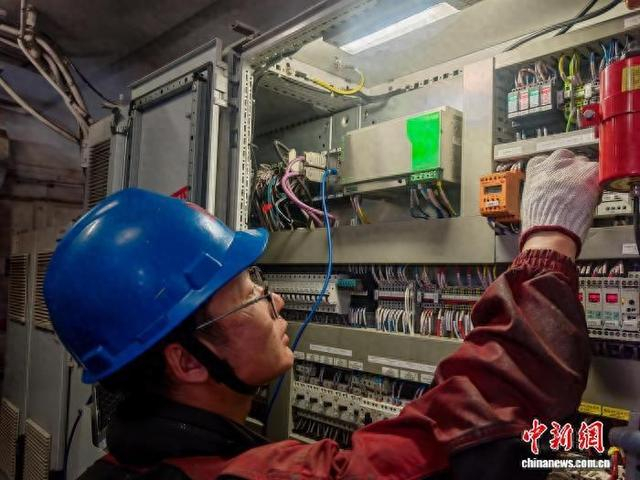 图为工作人员在风机机舱内检查设备加热器投运情况。刘伟 摄