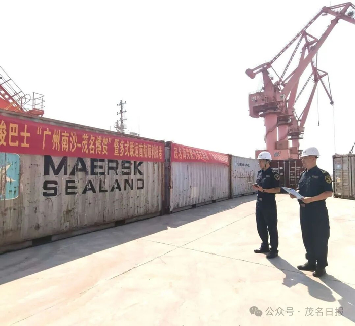 海关关员正对多式联运（水水中转）进境货物进行监管。