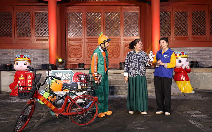 近日，回龙观街道原创沉浸式场景剧《家在回天》在寺锦·回龙观城市会客厅上演。受访者供图