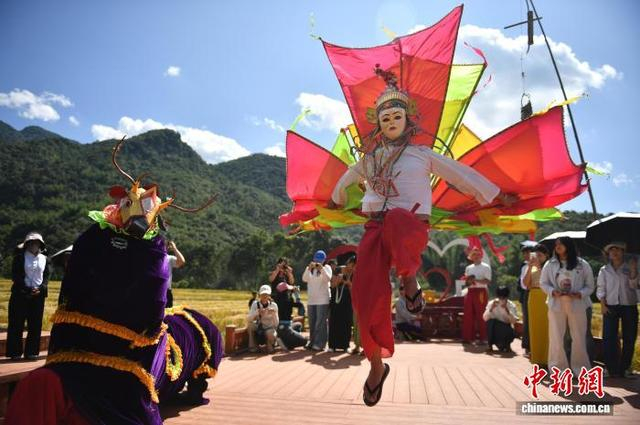 10月24日，参与活动的缅甸青年代表在耿马县勐撒镇芒见村观看傣族马鹿舞、紧那罗舞表演。中新社记者 黄兴鸿 摄 