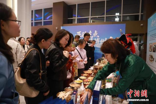 观众品尝美味的博州美食。陕西省文化和旅游厅供图