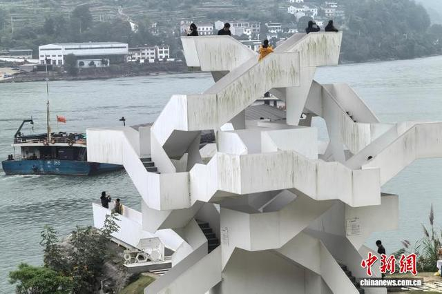 图为游客在G348三峡公路旁的莲沱畔公园打卡。董晓斌 摄 