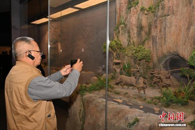 图为三峡工程博物馆内的文物吸引媒体代表驻足。田耀平 摄