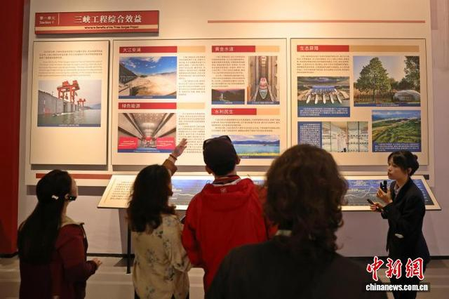 图为媒体代表们了解三峡工程的综合效益。董晓斌 摄