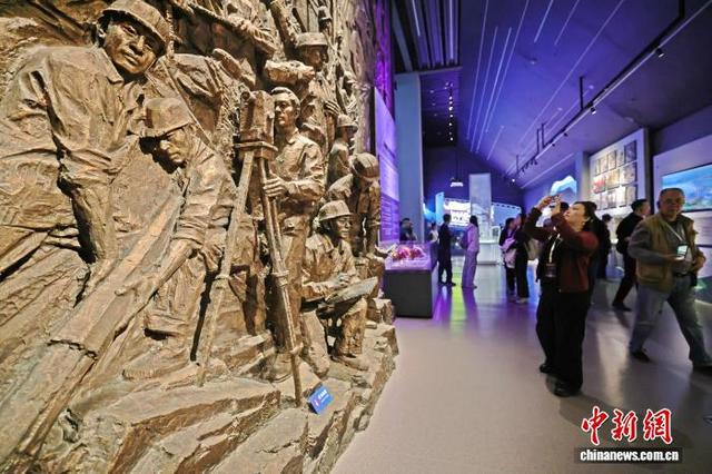 图为海外华媒在三峡工程博物馆内感受“中国力量”。董晓斌 摄