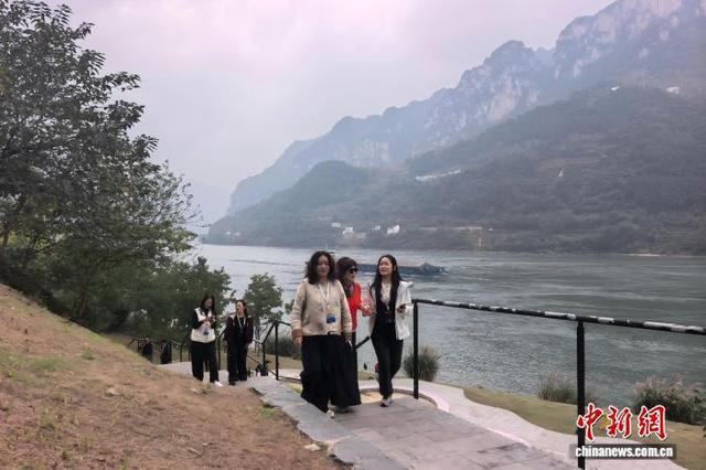 图为海外华文媒体代表在G348三峡公路旁体验“陆上游三峡”。税浪 摄 