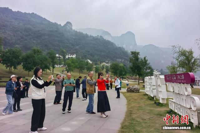 图为海外华文媒体代表在G348三峡公路打卡。税浪 摄 