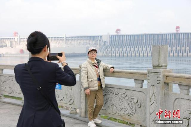 图为海外华媒代表与三峡大坝合影。董晓斌 摄