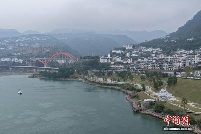 图为远眺莲沱畔公园，长江蜿蜒、红桥横卧，三峡山水画卷徐徐铺展。闫志 摄 