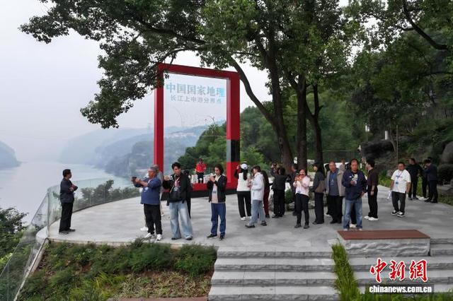 图为海外华文媒体代表在长江上中游分界点打卡，感受三峡独特地理标识。闫志 摄 