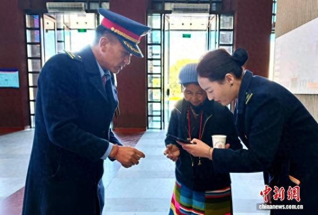 图为拉萨车站增派工作人员耐心解答旅客问题。拉萨车站供图