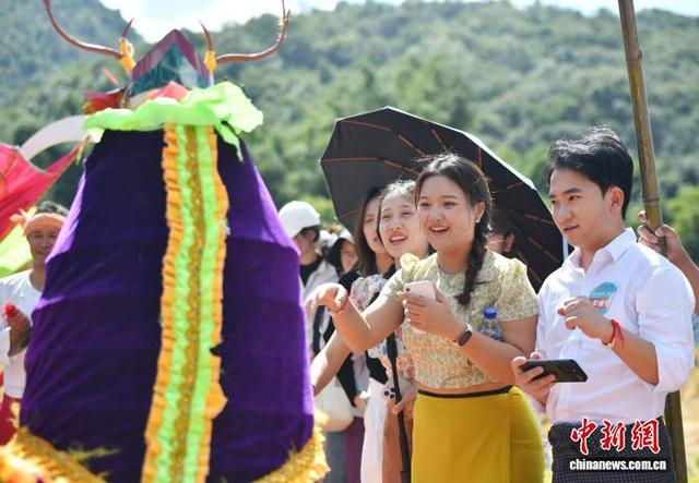 10月24日，参与活动的缅甸青年代表在耿马县勐撒镇芒见村被马鹿舞吸引。中新社记者 黄兴鸿 摄 