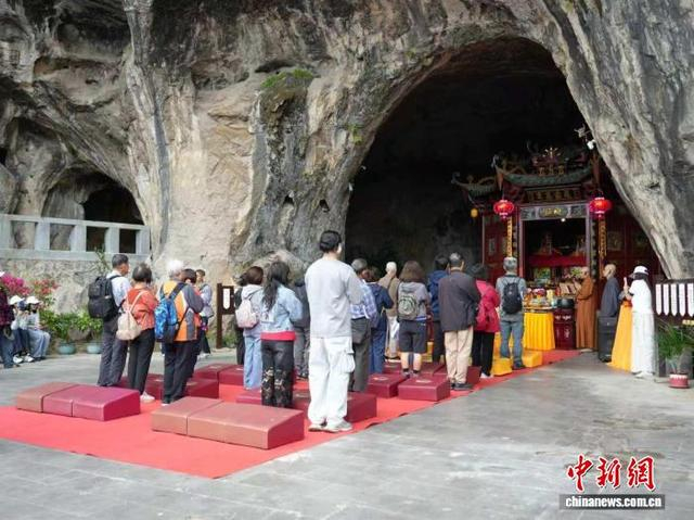 两岸信众代表共同参与祈福仪式。李源杰 摄